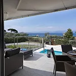 Julia - Regarda Travel Villa