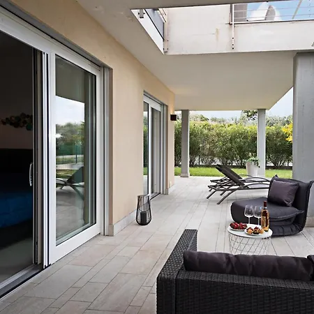 Julia - Regarda Travel Villa