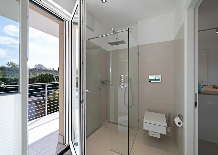 Julia - Regarda Travel *