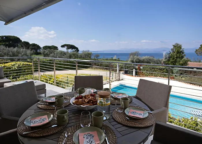 Julia - Regarda Travel