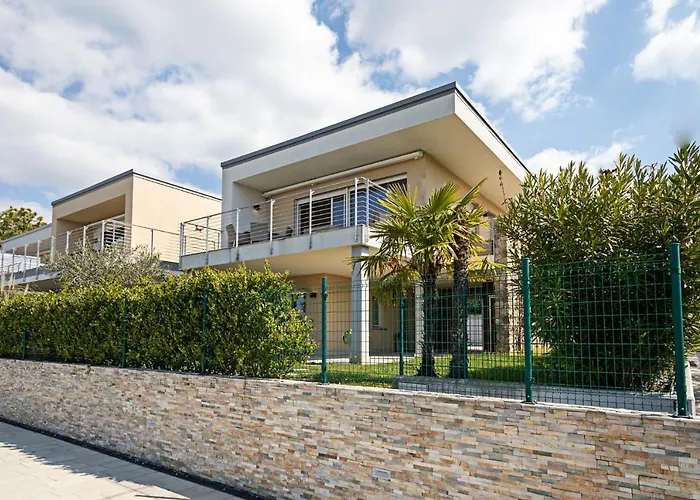 Julia - Regarda Travel Villa *