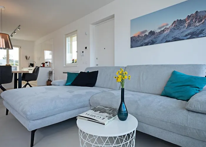 Julia - Regarda Travel Villa